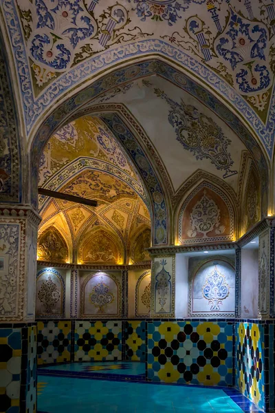 Sultan Amir Ahmad Bathhouse, Kashan, İran. Bu 16. yüzyılda inşa edilmiş geleneksel bir hamam. Hamamın içi turkuaz, altın kaplama, sıva, tuğla ve sanatsal resimlerle süslenmiştir..