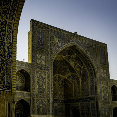 İmam Cami, İsfahan, İran: Şah Camii olarak da bilinir, Naqsh-e Cihan meydanının yanında, İsfahan şehrinin kalbinde yer alır. Naqsh-e-Cihan meydanı ile birlikte UNESCO Dünya Mirası olarak kaydedildi..