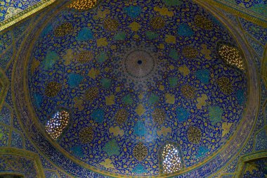 İmam Cami, İsfahan, İran: Şah Camii olarak da bilinir, Naqsh-e Cihan meydanının yanında, İsfahan şehrinin kalbinde yer alır. Naqsh-e-Cihan meydanı ile birlikte UNESCO Dünya Mirası olarak kaydedildi..