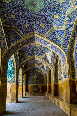 İmam Cami, İsfahan, İran: Şah Camii olarak da bilinir, Naqsh-e Cihan meydanının yanında, İsfahan şehrinin kalbinde yer alır. Naqsh-e-Cihan meydanı ile birlikte UNESCO Dünya Mirası olarak kaydedildi..