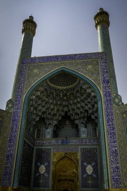 İmam Cami, İsfahan, İran: Şah Camii olarak da bilinir, Naqsh-e Cihan meydanının yanında, İsfahan şehrinin kalbinde yer alır. Naqsh-e-Cihan meydanı ile birlikte UNESCO Dünya Mirası olarak kaydedildi..