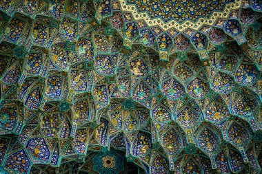 İmam Cami, İsfahan, İran: Şah Camii olarak da bilinir, Naqsh-e Cihan meydanının yanında, İsfahan şehrinin kalbinde yer alır. Naqsh-e-Cihan meydanı ile birlikte UNESCO Dünya Mirası olarak kaydedildi..