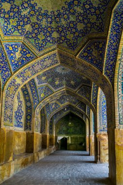 İmam Cami, İsfahan, İran: Şah Camii olarak da bilinir, Naqsh-e Cihan meydanının yanında, İsfahan şehrinin kalbinde yer alır. Naqsh-e-Cihan meydanı ile birlikte UNESCO Dünya Mirası olarak kaydedildi..