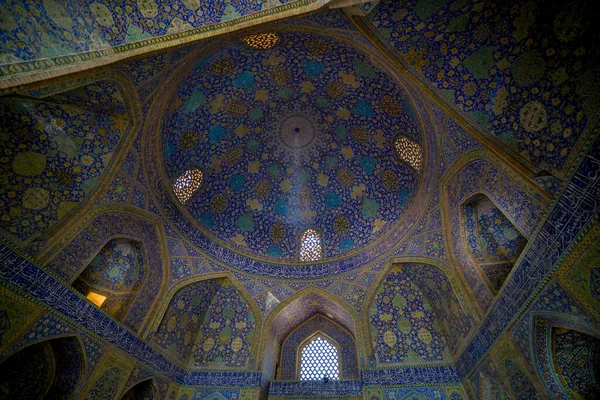 İmam Cami, İsfahan, İran: Şah Camii olarak da bilinir, Naqsh-e Cihan meydanının yanında, İsfahan şehrinin kalbinde yer alır. Naqsh-e-Cihan meydanı ile birlikte UNESCO Dünya Mirası olarak kaydedildi..
