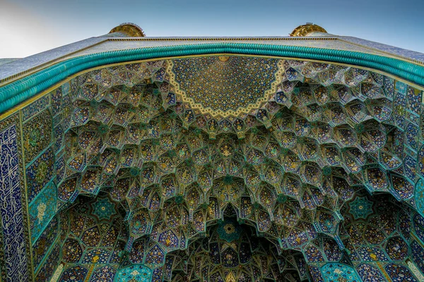 İmam Cami, İsfahan, İran: Şah Camii olarak da bilinir, Naqsh-e Cihan meydanının yanında, İsfahan şehrinin kalbinde yer alır. Naqsh-e-Cihan meydanı ile birlikte UNESCO Dünya Mirası olarak kaydedildi..