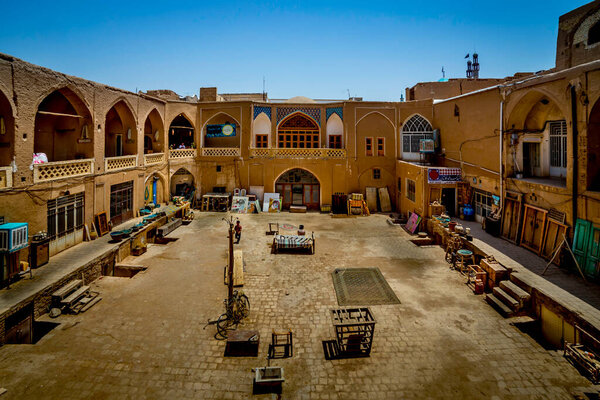 Кашан Базар является одним из самых впечатляющих рынков в Иране. Он расположен в центре города и является популярным местом для туристов. После 800 лет работы в торговом центре, базар все еще работает..