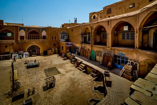 Kashan Çarşısı İran 'ın en görkemli pazarlarından biridir. Şehir merkezinde yer alır ve turistler için popüler bir merkezdir. 800 yıllık ticaret merkezinden sonra, pazar hala işlemeye devam ediyor..