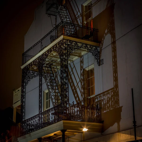 New Orleans 'ın Gecesi - New Orleans' ın Fransız Mahallesi 'nde sokak fotoğrafçılığı benzersiz mimari tarzlarını gösteriyor.