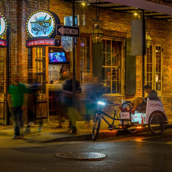 New Orleans at Night: French Quarter bölgesinde sokak fotoğrafçılığı benzersiz mimari tarzları gösteriyor.