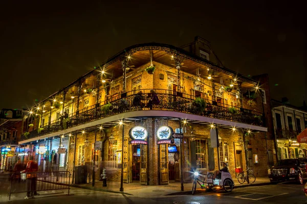 New Orleans at Night: French Quarter bölgesinde sokak fotoğrafçılığı benzersiz mimari tarzları gösteriyor.