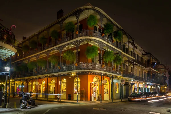 New Orleans at Night: French Quarter bölgesinde sokak fotoğrafçılığı benzersiz mimari tarzları gösteriyor.