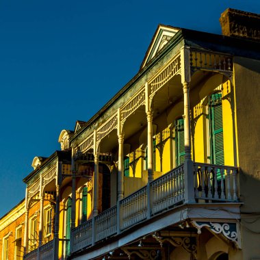 New Orleans 'ın Fransız Mahallesi' nde sabahın erken saatlerinde çekilmiş sokak fotoğrafçılığı benzersiz mimari stiller sergiliyor..