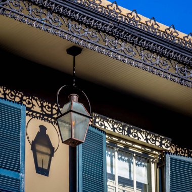 New Orleans 'ın Fransız Mahallesi' nde sabahın erken saatlerinde çekilmiş sokak fotoğrafçılığı benzersiz mimari stiller sergiliyor..