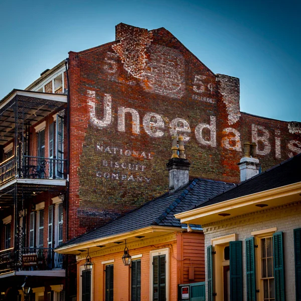 New Orleans 'ın Fransız Mahallesi' nde sabahın erken saatlerinde çekilmiş sokak fotoğrafçılığı benzersiz mimari stiller sergiliyor..