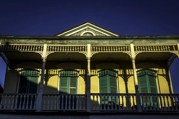New Orleans 'ın Fransız Mahallesi' nde sabahın erken saatlerinde çekilmiş sokak fotoğrafçılığı benzersiz mimari stiller sergiliyor..