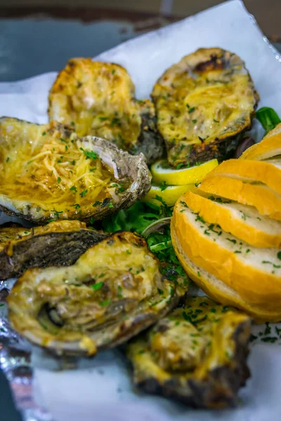 新奥尔良法式市场 用大蒜黄油烤的牡蛎 — 图库照片