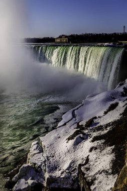 Niagara Şelalesi, Kanada 'nın başkenti Kanada' nın Ontario eyaleti ile Amerika Birleşik Devletleri 'nin New York eyaleti arasında Niagara Boğazı' nın güney ucunda yer alan üç şelaleden oluşan bir şelaledir..