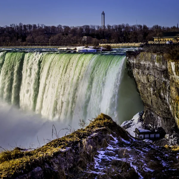 加拿大尼亚加拉瀑布 Niagara Falls 尼亚加拉瀑布 Niagara Falls 是位于尼亚加拉峡谷南端的三个瀑布群 横跨加拿大安大略省与美国纽约州之间的边界 — 图库照片