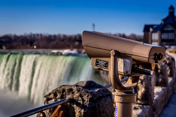 Niagara Şelalesi, Kanada 'nın başkenti Kanada' nın Ontario eyaleti ile Amerika Birleşik Devletleri 'nin New York eyaleti arasında Niagara Boğazı' nın güney ucunda yer alan üç şelaleden oluşan bir şelaledir..