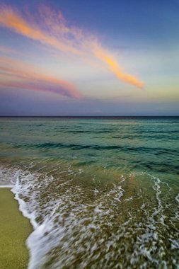 Varadero, Küba - 18 Nisan 2014 - Kumlu bir plajda güneşli bir gün