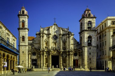 Havana Katedrali: 1748 ve 1777 yılları arasında inşa edilmiş ve 1782 yılında kutsanmıştır. Kristof Kolomb 'un kalıntıları 1796 ve 1898 yılları arasında Sevilla Katedrali' ne götürülmeden önce katedralde tutulmuştu.. 