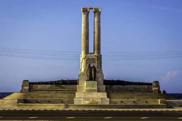 USS Maine Mağdurları Anıtı, 1898 'de USS Maine' de meydana gelen patlamada ölen Amerikalı denizcilerin anısına 1925 'te Havana, Küba' da inşa edildi..