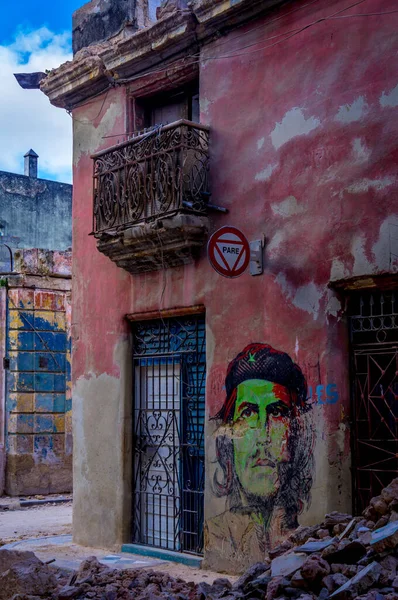 キューバ ハバナ 2014年4月20日 ハバナ旧市街の古い建物の壁にチェ ゲバラの絵 — ストック写真