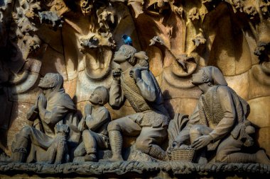 Baslica de la Sagrada Famlia, Barselona, İspanya. İsa 'nın doğumuna adanmış İsa' nın Doğumu cephesi, hayatın elementlerini andıran sahnelerle süslenmiştir. Heykeller dekoratif bir şekilde düzenlenmiş ve doğadan sahneler ve görüntülerle süslenmiştir.