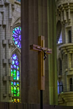 Barselona, İspanya - 15 Eylül 2016: Bazilika içindeki çarmıha germe figürü.