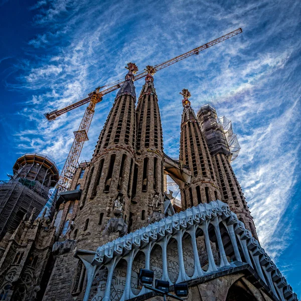 Baslica de la Sagrada Famlia, Barselona, İspanya. La Sagrada Famlia, Gaud 'un Barcelona' daki en ünlü eserlerinden biridir. 1882 'den beri yapım aşamasında olan ve halen yapım aşamasında olan dev bir bazilika..