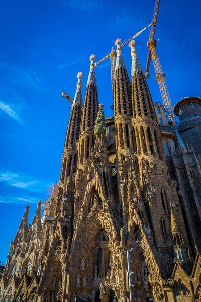 Baslica de la Sagrada Famlia, Barselona, İspanya. La Sagrada Famlia, Gaud 'un Barcelona' daki en ünlü eserlerinden biridir. 1882 'den beri yapım aşamasında olan ve halen yapım aşamasında olan dev bir bazilika..