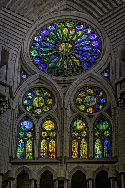 Barcelona Espanha Setembro 2016 Vitrais Coloridos Dentro Basílica — Fotografia de Stock