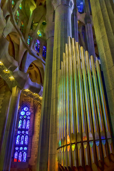 The Baslica de la Sagrada Famlia, Barcelona, Spain. В 2010 году орган был установлен в проход Blancafort Orgueners de Montserrat органостроителями. Инструмент имеет 26 остановок (1492 трубки) на двух руководствах и педальной доске.