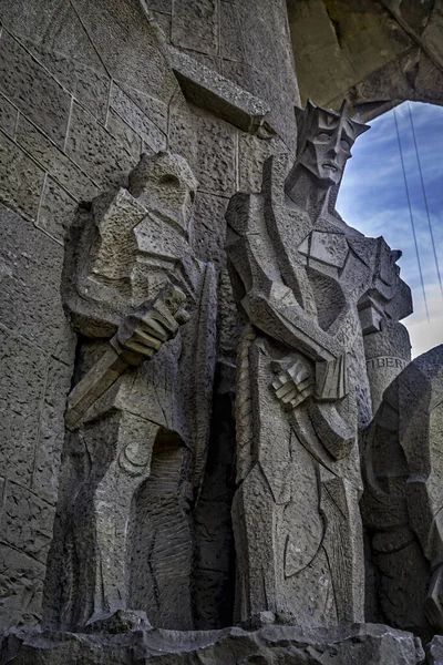 Baslica de la Sagrada Famlia, Barselona, İspanya. Tutku Cephesi İsa 'nın çarmıha gerildiği sırada çektiği acı için İsa' nın Tutkusuna adanmıştır. İnşaat 1954 'te başladı, Gaudi' nin çizimleri ve talimatları üzerine..