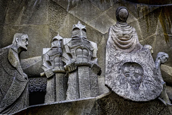 Baslica de la Sagrada Famlia, Barselona, İspanya. Tutku Cephesi İsa 'nın çarmıha gerildiği sırada çektiği acı için İsa' nın Tutkusuna adanmıştır. İnşaat 1954 'te başladı, Gaudi' nin çizimleri ve talimatları üzerine..