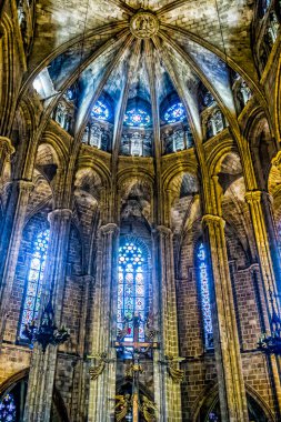 Barselona Katedrali 13. yüzyıldan 14. yüzyıla kadar inşa edilmiştir. 19. yüzyılın sonlarında, neo-gotik fadi, Katalan kiliselerinde yaygın olan tanımlanamayan dış yüzey üzerine inşa edildi.. 