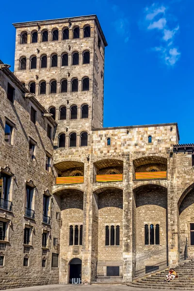 Barcelona, İspanya 'daki Gotik Bölge' de Plaza del Rei. 14. yüzyıla dayanan bu büyüleyici meydan bir zamanlar Barcelona 'daki resmi kraliyet konutu olan Palau Reial Major' ın önemli ve iyi korunmuş binalarıyla çevrili..