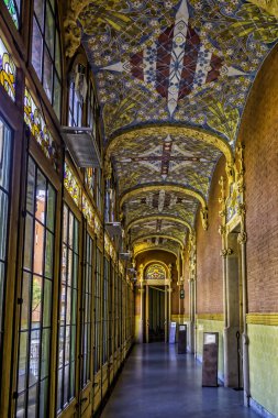 Sant Pau Recinte Modernista, Barselona, İspanya. Modernista Sant Pau Kompleksi 1905 ve 1930 yılları arasında hastalara bakmak için bir bahçe şehri olarak inşa edilmiştir. Bir asır boyunca devlet hastanesi olarak kullanıldıktan sonra yenilenmiş köşkü yeniden parlıyor..