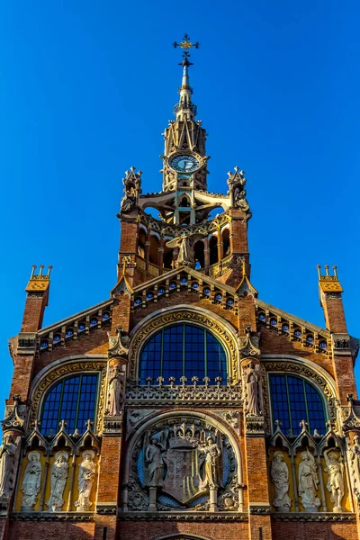 Sant Pau Recinte Modernista, Barselona, İspanya. Modernista Sant Pau Kompleksi 1905 ve 1930 yılları arasında hastalara bakmak için bir bahçe şehri olarak inşa edilmiştir. Bir asır boyunca devlet hastanesi olarak kullanıldıktan sonra yenilenmiş köşkü yeniden parlıyor..