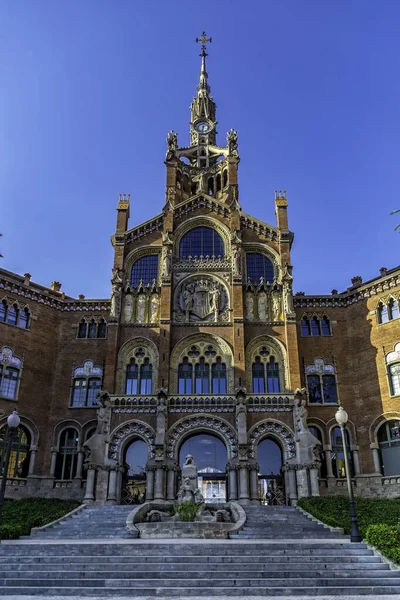 Sant Pau Recinte Modernista, Barselona, İspanya. Modernista Sant Pau Kompleksi 1905 ve 1930 yılları arasında hastalara bakmak için bir bahçe şehri olarak inşa edilmiştir. Bir asır boyunca devlet hastanesi olarak kullanıldıktan sonra yenilenmiş köşkü yeniden parlıyor..