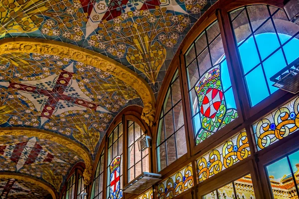 Sant Pau Recinte Modernista, Barselona, İspanya. Modernista Sant Pau Kompleksi 1905 ve 1930 yılları arasında hastalara bakmak için bir bahçe şehri olarak inşa edilmiştir. Bir asır boyunca devlet hastanesi olarak kullanıldıktan sonra yenilenmiş köşkü yeniden parlıyor..
