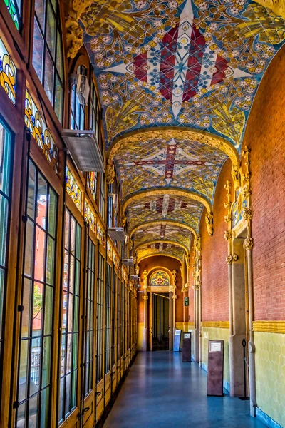 Sant Pau Recinte Modernista, Barselona, İspanya. Modernista Sant Pau Kompleksi 1905 ve 1930 yılları arasında hastalara bakmak için bir bahçe şehri olarak inşa edilmiştir. Bir asır boyunca devlet hastanesi olarak kullanıldıktan sonra yenilenmiş köşkü yeniden parlıyor..