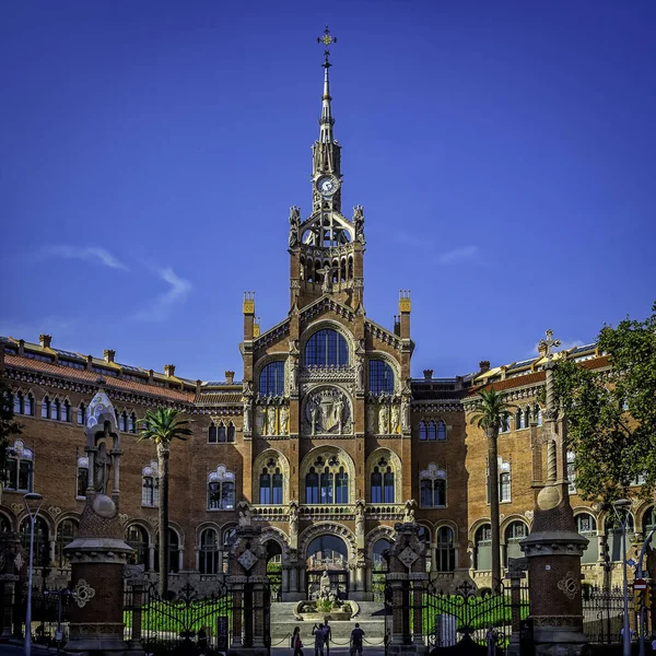 Sant Pau Recinte Modernista, Barselona, İspanya. Modernista Sant Pau Kompleksi 1905 ve 1930 yılları arasında hastalara bakmak için bir bahçe şehri olarak inşa edilmiştir. Bir asır boyunca devlet hastanesi olarak kullanıldıktan sonra yenilenmiş köşkü yeniden parlıyor..