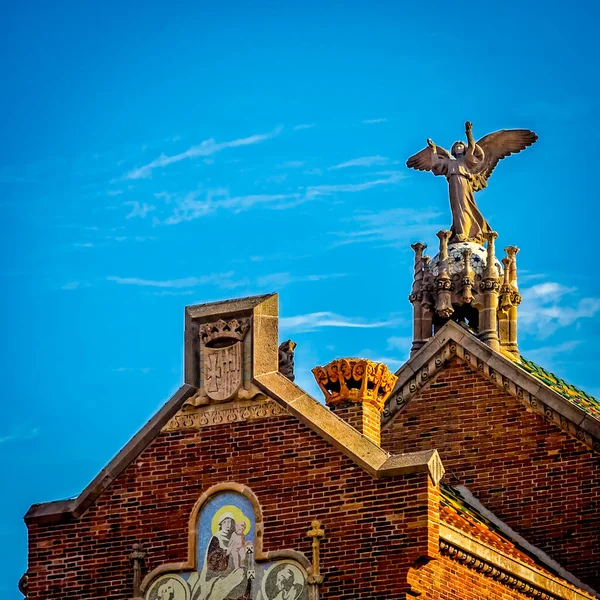 Sant Pau Recinte Modernista, Barselona, İspanya. Modernista Sant Pau Kompleksi 1905 ve 1930 yılları arasında hastalara bakmak için bir bahçe şehri olarak inşa edilmiştir. Bir asır boyunca devlet hastanesi olarak kullanıldıktan sonra yenilenmiş köşkü yeniden parlıyor..