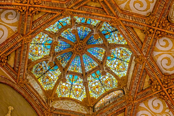 Sant Pau Recinte Modernista, Barselona, İspanya. Modernista Sant Pau Kompleksi 1905 ve 1930 yılları arasında hastalara bakmak için bir bahçe şehri olarak inşa edilmiştir. Bir asır boyunca devlet hastanesi olarak kullanıldıktan sonra yenilenmiş köşkü yeniden parlıyor..