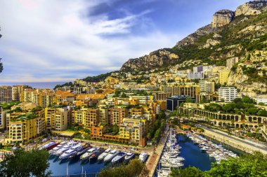 Monte-Carlo, Monte Carlo Kumarhanesi 'ne ev sahipliği yapar. Bu görkemli saray fresklerle, heykellerle dolu ve inanılmaz bir altın ve mermer avlusu var. Ayrıca ana eğlence kumarı da cabası! 700 yıllık Grimaldi kraliyet tarihi, 