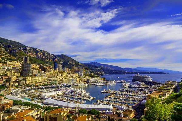 Monte-Carlo, Monte Carlo Kumarhanesi 'ne ev sahipliği yapar. Bu görkemli saray fresklerle, heykellerle dolu ve inanılmaz bir altın ve mermer avlusu var. Ayrıca ana eğlence kumarı da cabası! 700 yıllık Grimaldi kraliyet tarihi, 