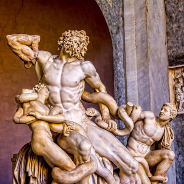 Vatikan Müzesi 'ndeki Laocoon ve Oğulları Heykeli. Vatikan müzeleri Vatikan şehrinin halka açık müzeleridir. Yüzyıllar boyunca Katolik Kilisesi ve Papalık tarafından toplanan muazzam koleksiyon çalışmalarını sergiliyorlar..