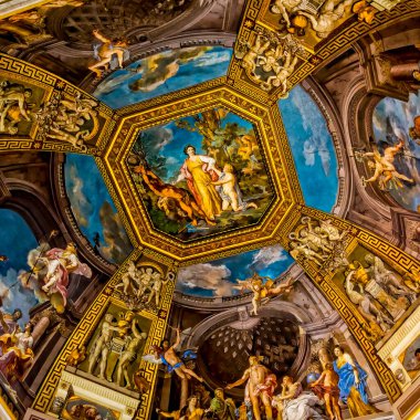 Vatikan Müzesi 'ndeki tavan resimleri. Vatikan müzeleri Vatikan şehrinin halka açık müzeleridir. Yüzyıllar boyunca Katolik Kilisesi ve Papalık tarafından toplanan muazzam koleksiyon çalışmalarını sergiliyorlar..