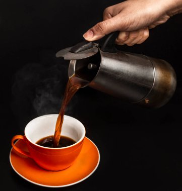 Eller fincana kahve dolduruyor.